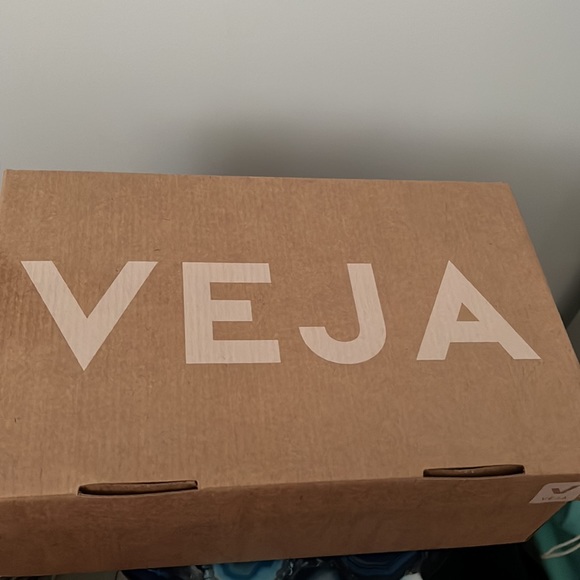 Veja Sneakers - Picture 9 of 9